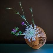 Ikebana di primavera con fiori e erbe di campo