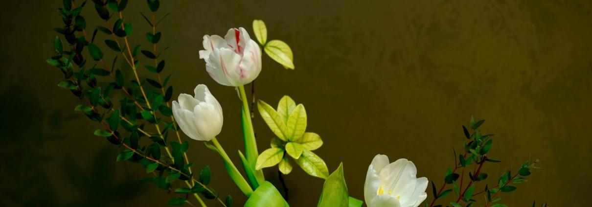 ikebana di Jenny Favari con tulipani