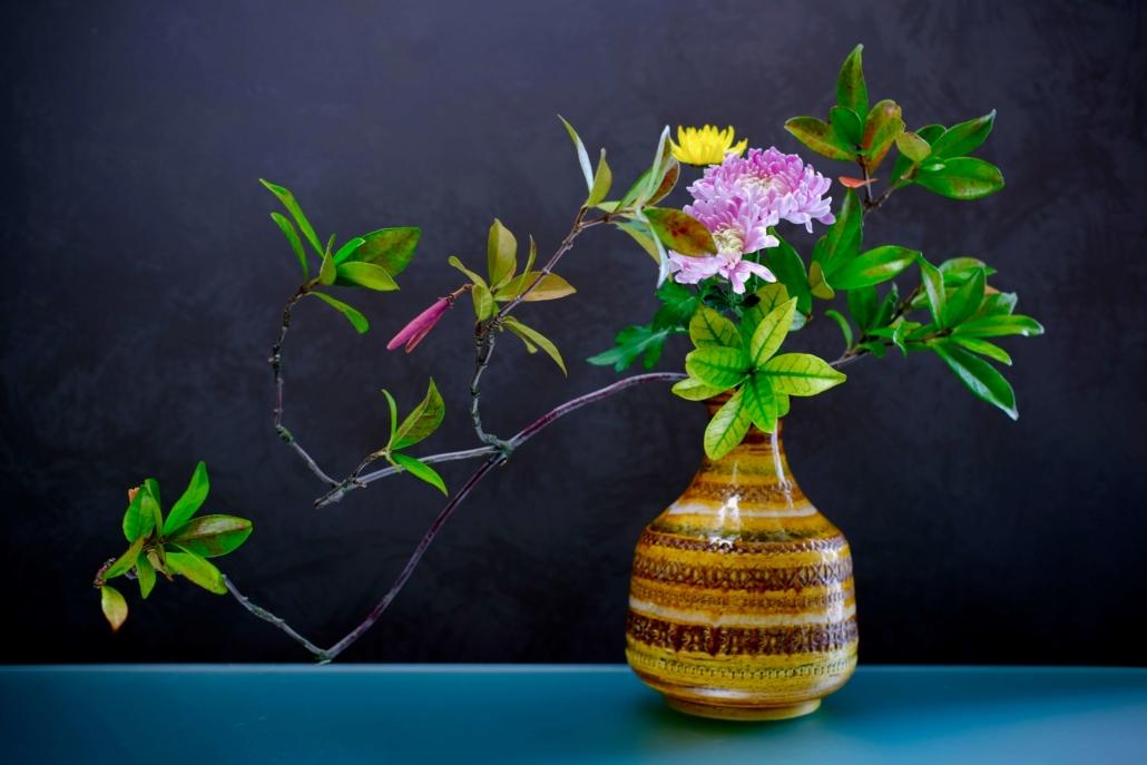 Autunno. Ikebana con crisantemi