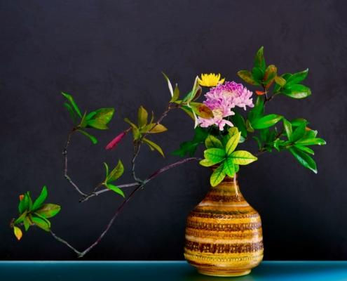 Autunno. Ikebana con crisantemi
